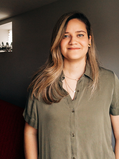 Retrato da Bianca sorrindo e olhando para a câmera.