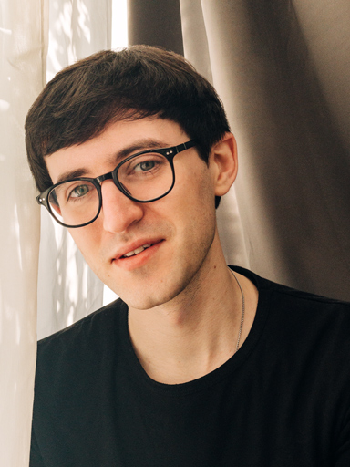 Retrato do Matthew olhando pensativo para a câmera.