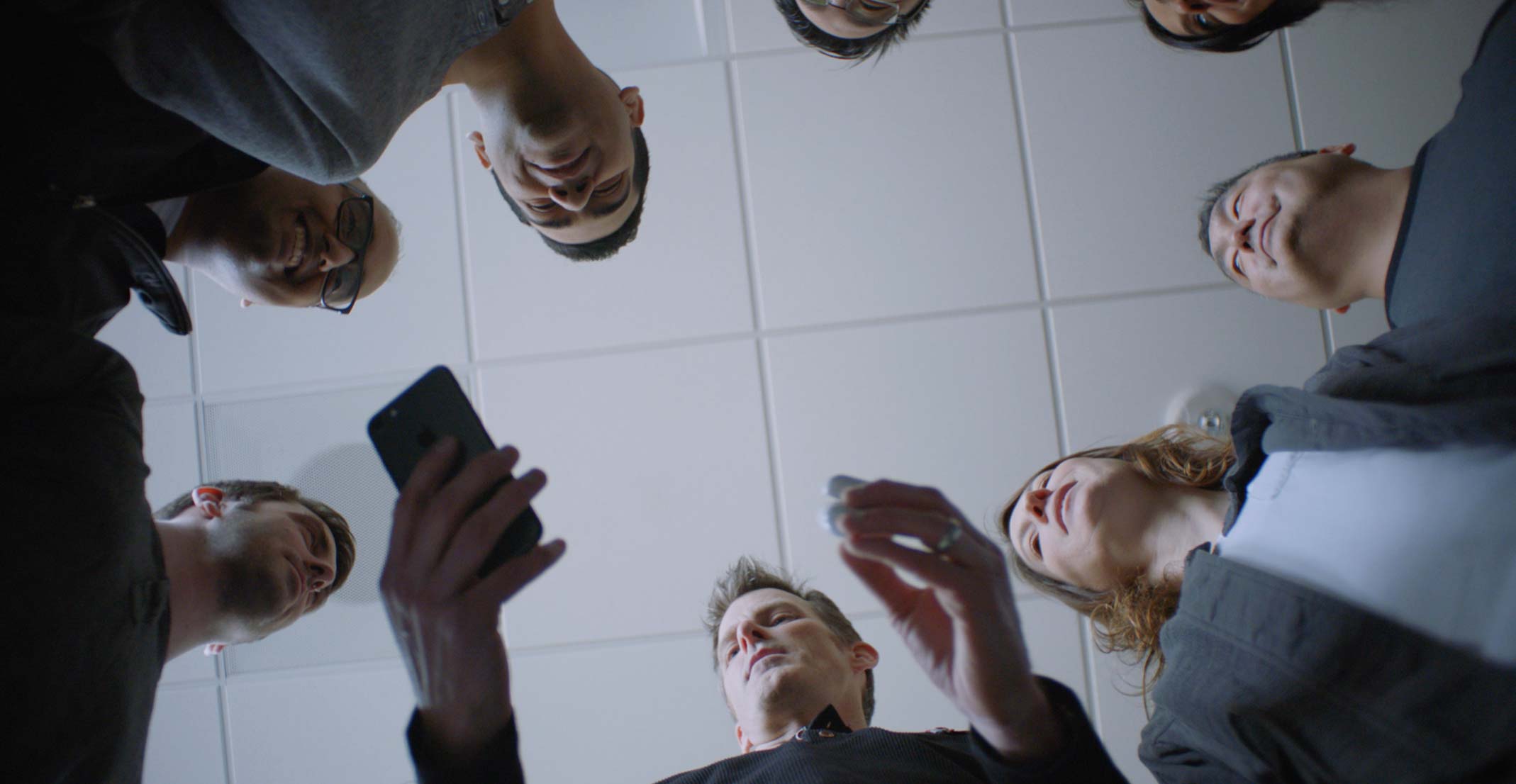 Grupo de funcionários discutindo sobre os AirPods