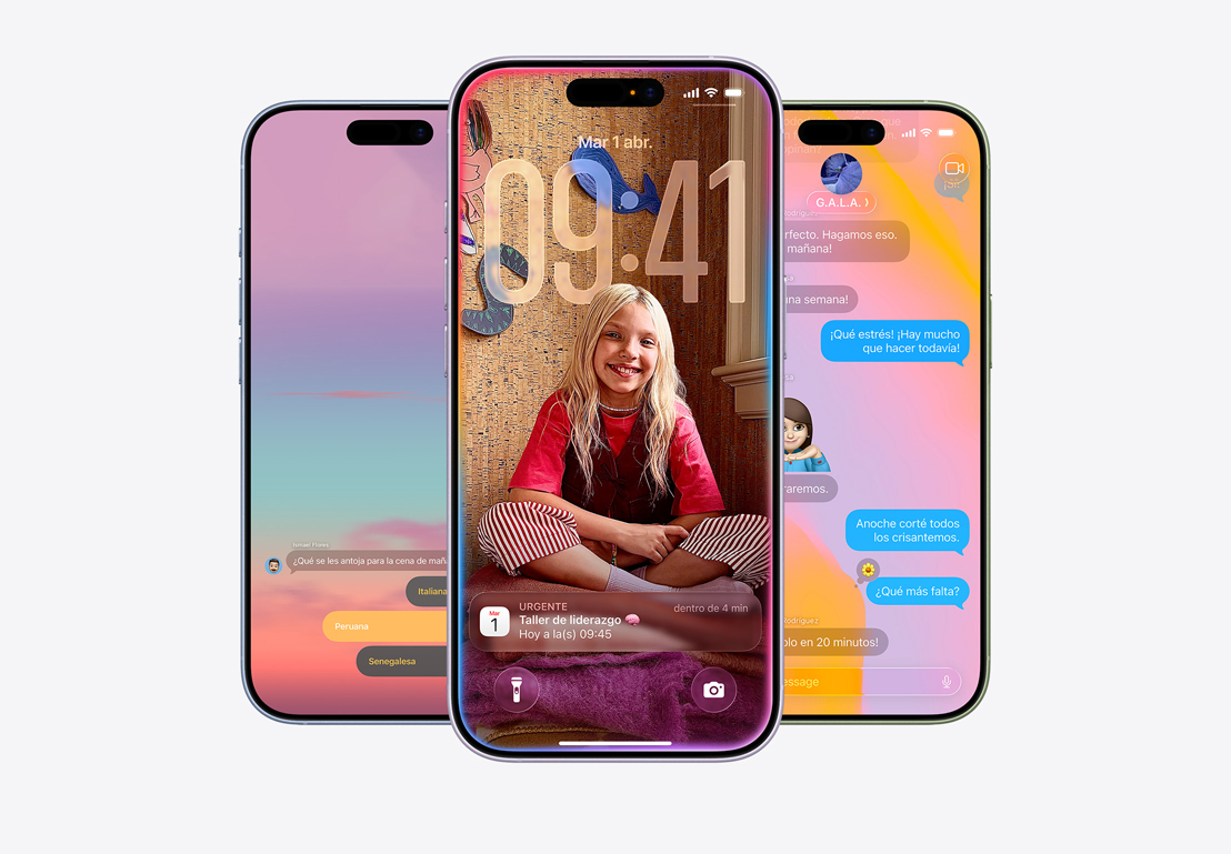 Parte frontal de dispositivos iPhone 17 en acabados azul neblina, color lavanda y color salvia, funcionalidades de iOS 26: pantalla de inicio con varias apps, notificación de Calendario en la pantalla bloqueada personalizada, pantalla de un iPhone con la app Mensajes y el diseño con Liquid Glass