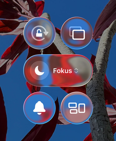Farbiger iPhone Homescreen mit transparenten Liquid Glass Apps und Widgets