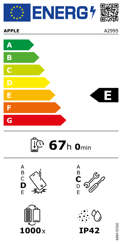EU-energielabel, QR-code en informatie, Apple model A2995, klasse E, energie-efficiëntieklassen (met schaal van A tot G), A (meest efficiënt) tot G (minst efficiënt), batterijduur per cyclus, 67 uur en 0 minuten per keer volledig opladen, betrouwbaarheidsklasse D bij herhaaldelijke vrije val, A (gemakkelijkst repareerbaar) tot E (moeilijkst repareerbaar), repareerbaarheidsklasse C, A (meest repareerbaar) tot E (minst repareerbaar), levensduur batterij 1000 cycli, classificatie IP42 voor bescherming tegen binnendringen van stof en water (IP), verordening 2023/1669
