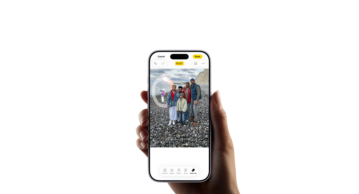 Une main tenant un iPhone 17, présentant la fonctionnalité Traduction en direct d’Apple Intelligence