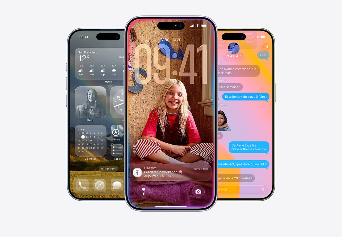 Plusieurs iPhone 17, face avant, finitions : brume, lavande, sauge, fonctionnalités iOS 26 - Écran d’accueil affichant plusieurs apps, écran verrouillé personnalisé avec une fenêtre contextuelle de l’app Calendrier, écran d’iPhone affichant l’app Messages avec le design Liquid Glass