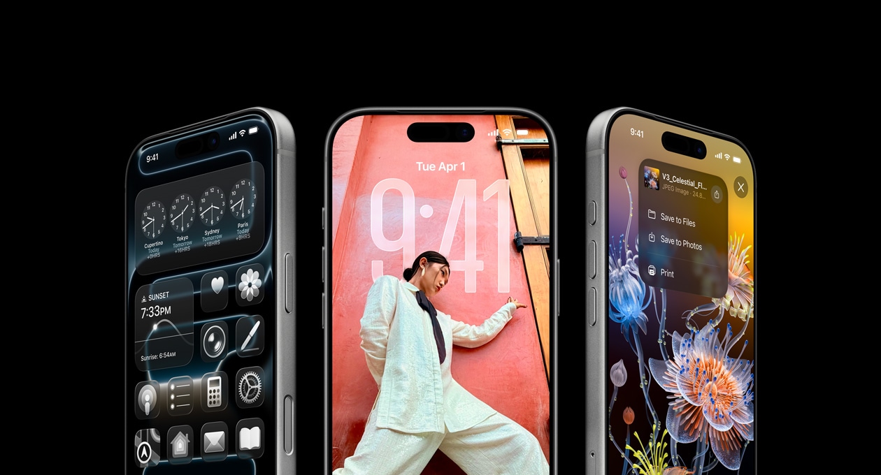 Három iPhone 17 Pro-modell egymás mellett, elölnézetből. Kijelzőjükön más-más funkció vagy app jelenik meg, balról jobbra: Világóra alkalmazás, az iOS 26 zárolási képernyője, mentési funkció a Jegyzetek appban.