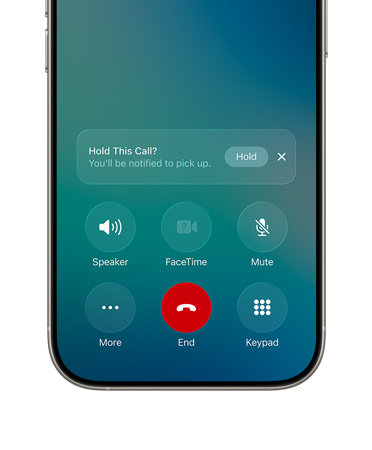 Az iPhone kijelzőjének alsó felén egy aktív hívás látható az új Tartási asszisztens funkcióval és egy Tartás gombot tartalmazó értesítéssel