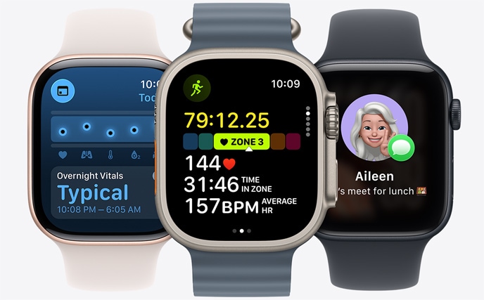 Három Apple Watch-modell. A középső natúr színben, a számlapján egy folyamatban lévő futás pulzusszám-statisztikákkal. A jobb oldali kozmoszfekete színben, a számlapján Genmoji. A bal oldali rozéarany színben, a számlapján a Vitális jelek app.