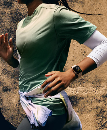 Workout Buddy invia un messaggio a un runner che sta monitorando l'allenamento con Apple Watch SE 3