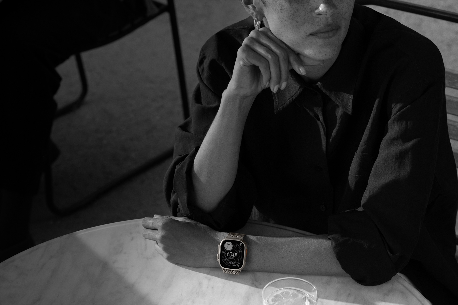 شخص يرتدي Apple Watch Ultra 3 أثناء تناول العشاء