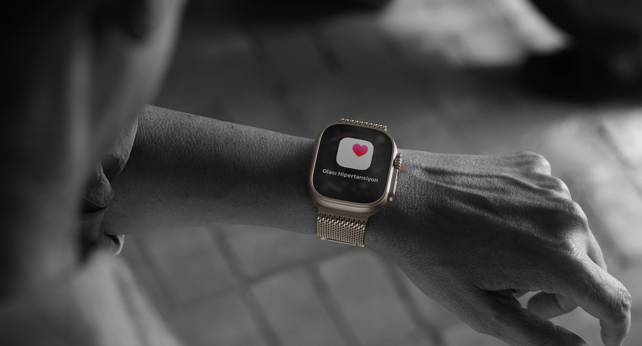 Bir kişi Apple Watch Ultra 3’teki Sağlık uygulamasından hipertansiyon uyarısını kontrol ediyor