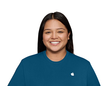 شخص يرتدي قميصاً عليه شعار Apple مطبوعاً في الزاوية العلوية اليمنى