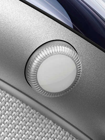 لقطة جانبية مقرّبة لجهاز Apple Vision Pro تعرض التاج الرقمي