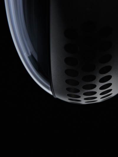 صورة مفصلة لداخل جهاز Apple Vision Pro مع تسليط الضوء على النظام الحراري