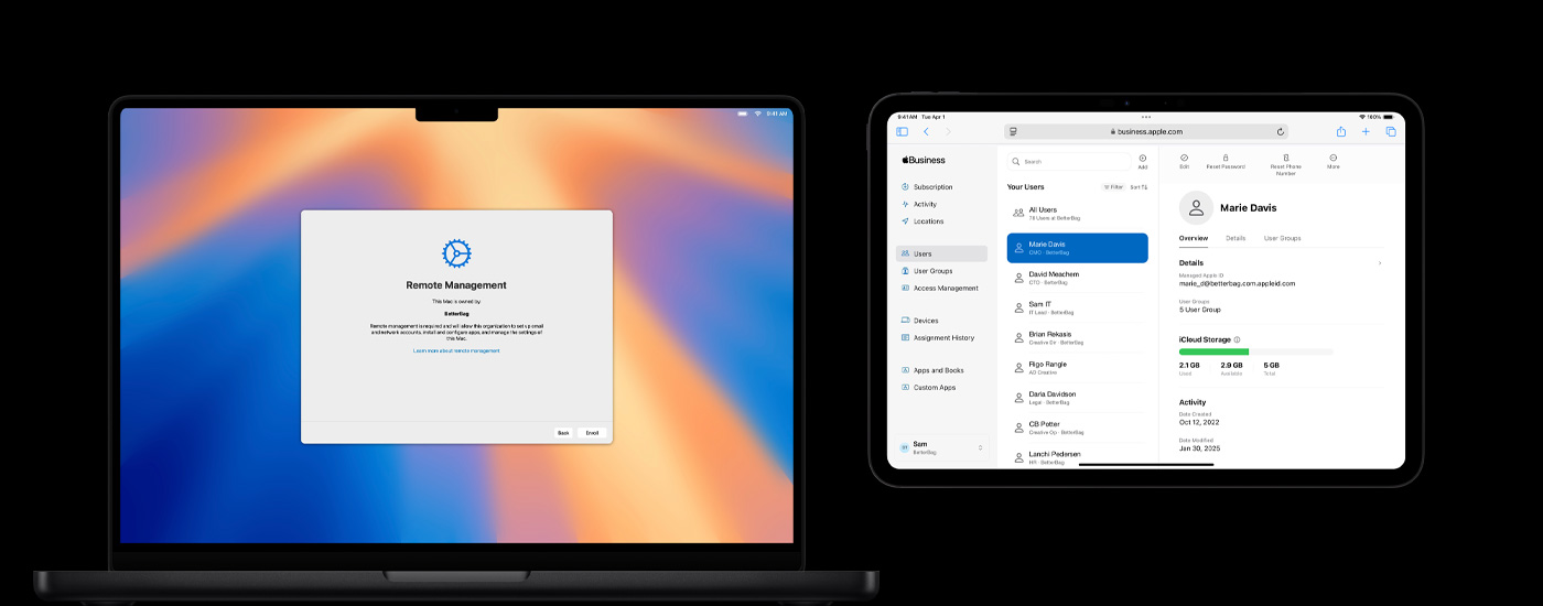 Zwei Apple Geräte nebeneinander: Auf einem Mac Computer wird das Fenster mit der Remoteverwaltung angezeigt und auf einem iPad der Bildschirm der Remote-Benutzerverwaltung.