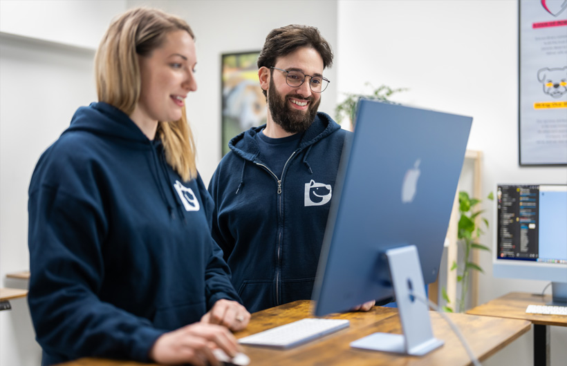 Op het grote display van iMac zien operationeel managers in één oogopslag wat er op de agenda staat.