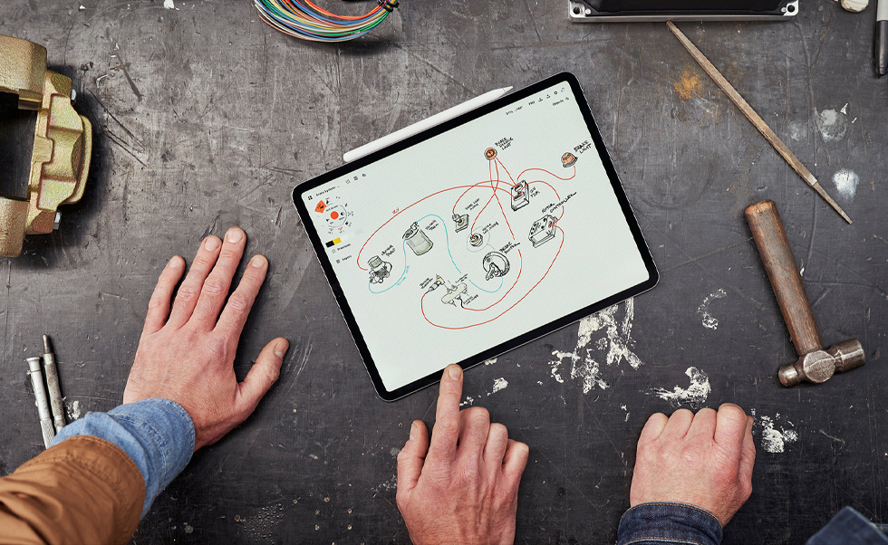 Tim menggunakan iPhone, iPad, dan Apple Pencil untuk memindai kendaraan, membuat mood board, dan merancang model 3D.