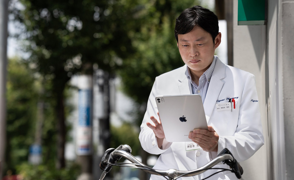 Grazie alla portabilità di iPad, il personale delle farmacie può fare visite a domicilio in tutta la città.
