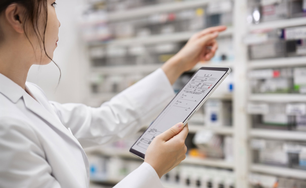 Il personale usa l’app Nagomi INDEX per iPadOS per individuare a colpo d’occhio i farmaci sugli scaffali.