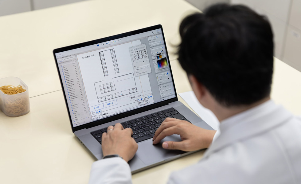 Watanabe ha creato un sistema digitale personalizzato che permette al personale di gestire ingenti scorte di farmaci soggetti a prescrizione medica.