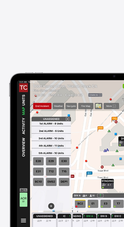 Ein iPad zeigt eine Einsatzleitungsschnittstelle mit einer Karte der Gemeinde, auf der Straßen und Gebäude abgebildet sind, und Zuweisungen der Notrufalarme.