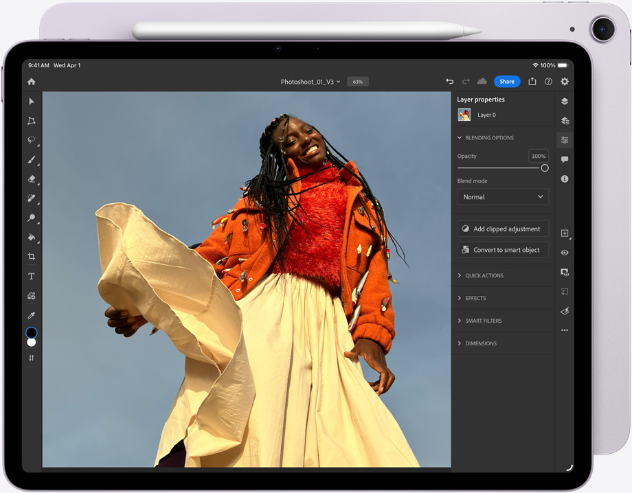 Voorkant van iPad Air met Apple Pencil Pro eraan vast, op het scherm wordt een afbeelding bewerkt in Adobe Photoshop