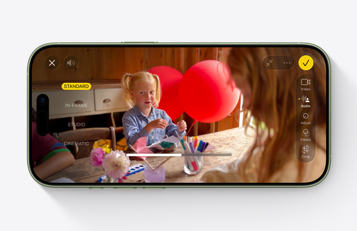iPhone 17, prednja strana, videozapis s uključenom značajkom Audio miks, dijete se igra za stolom s balonima