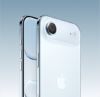 iPhone Air u nebeski plavoj boji, prikaz stražnje strane pod kutom, sustav kamera Fusion na izdignutom dijelu pri vrhu, tipka kontrole kamere, prikaz prednje strane uređaja koju u cijelosti prekriva ekran, tipka postupka i tipka za glasnoću