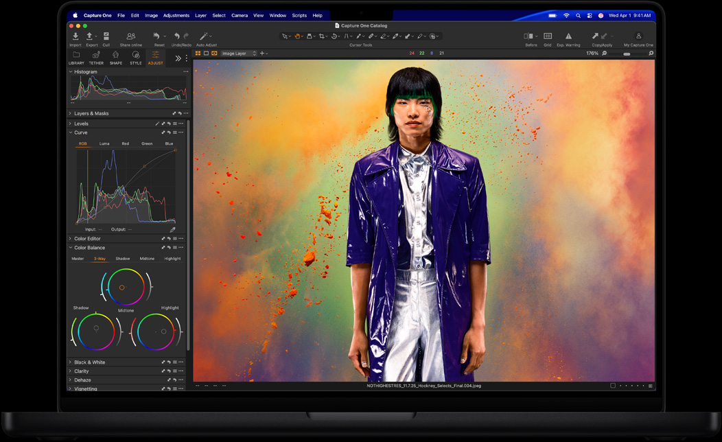MacBook Pro ekranında, bir kişinin Capture One’da düzenlenen bir fotoğrafı gösteriliyor
