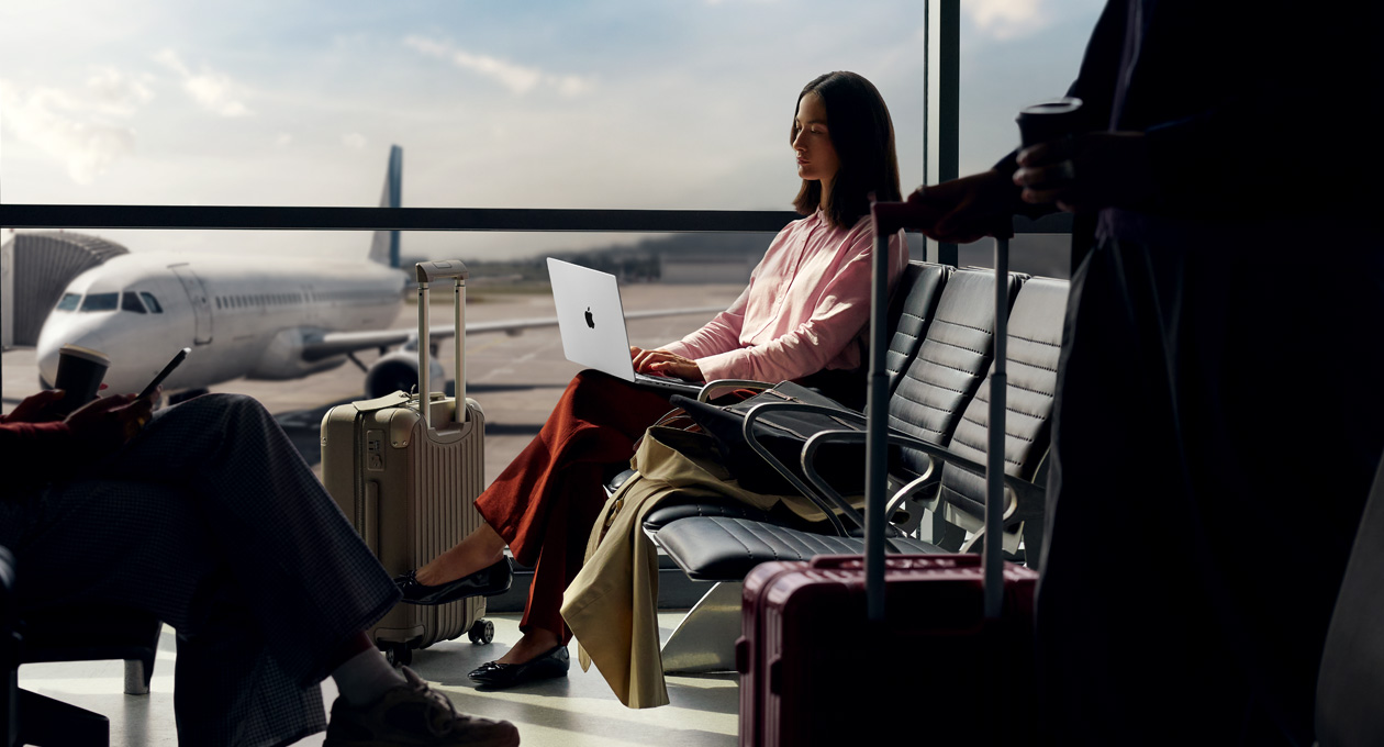 شخص في أحد المطارات يستخدم جهاز MacBook Pro