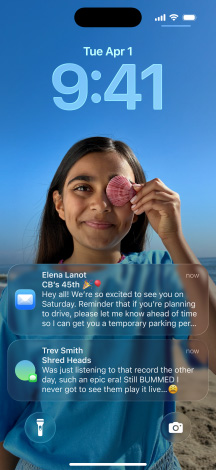 Fünf iPhone Modelle; jedes Modell überlappt leicht mit dem daneben; auf dem Display ganz links ist eine Unterhaltung mit einem Hintergrund in Nachrichten zu sehen; das zweite Display von links zeigt den Homescreen mit bunten App Symbolen; das mittlere Modell zeigt den Sperrbildschirm mit Foto, Ziffern für die Uhrzeit in Liquid Glass; zwei Benachrichtigungen erscheinen am unteren Displayrand; das zweite Modell von rechts zeigt transparente Liquid Glass App Symbole; das Modell ganz rechts zeigt den Musikplayer in Liquid Glass