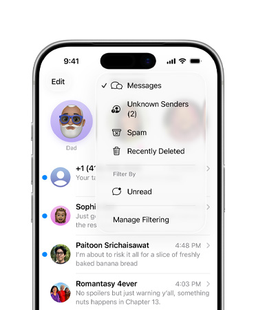 Ein iPhone; die oberen zwei Drittel des Displays zeigen die Nachrichten App mit der neuen Filterfunktion, die jetzt unbekannte Nummern in einen Abschnitt namens «Unbekannte Absender:innen» sortiert.