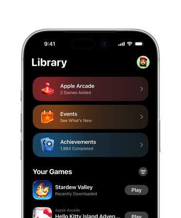 Ein iPhone; die obere Hälfte des Displays zeigt das Layout der Games App, einschliesslich dem Tab «Bibliothek» mit «Apple Arcade», «Events», «Erfolge» und «Alle Spiele»
